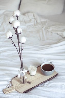 Yatakta sonbahar rahat kahvaltı. Romantik kahvaltı. Pamuk, bir fincan sıcak kahve, bir mum. Sonbahar zevkli. Kahvaltı tepsisiyle yatağım. Sonbahar.