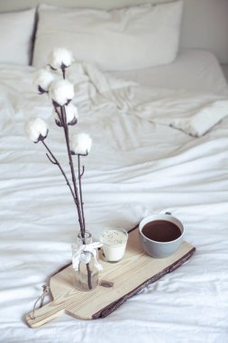 Yatakta sonbahar rahat kahvaltı. Romantik kahvaltı. Pamuk, bir fincan sıcak kahve, bir mum. Sonbahar zevkli. Kahvaltı tepsisiyle yatağım. Sonbahar.