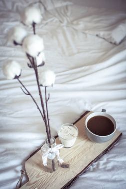 Yatakta sonbahar rahat kahvaltı. Romantik kahvaltı. Pamuk, bir fincan sıcak kahve, bir mum. Sonbahar zevkli. Kahvaltı tepsisiyle yatağım. Sonbahar.