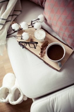 Sonbahar rahat kahvaltı. Romantik kahvaltı. Pamuk, bir fincan sıcak kahve, bir mum, bir ekose, gözlük. Sonbahar zevkli. Bir tepsi ile
