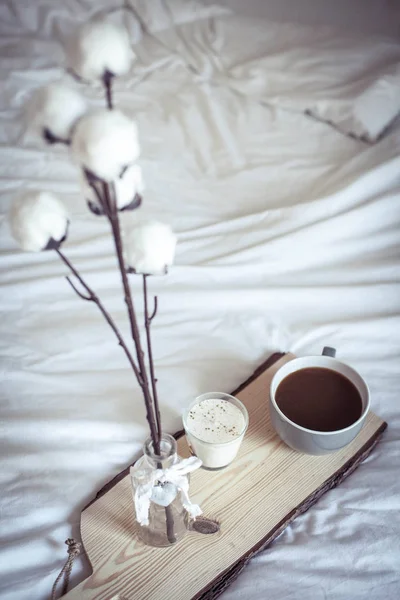 Yatakta sonbahar rahat kahvaltı. Romantik kahvaltı. Pamuk, bir fincan sıcak kahve, bir mum. Sonbahar zevkli. Kahvaltı tepsisiyle yatağım. Sonbahar.