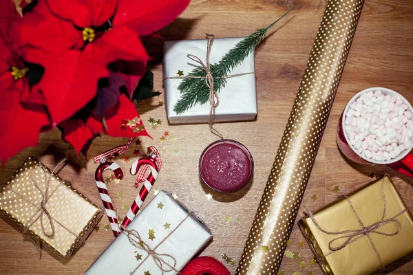 L'umore natalizio. Natale. Regali, addobbi natalizi. Vacanze. L'ultimo dell'anno. Scatola. Cacao con marshmallow . — Foto Stock