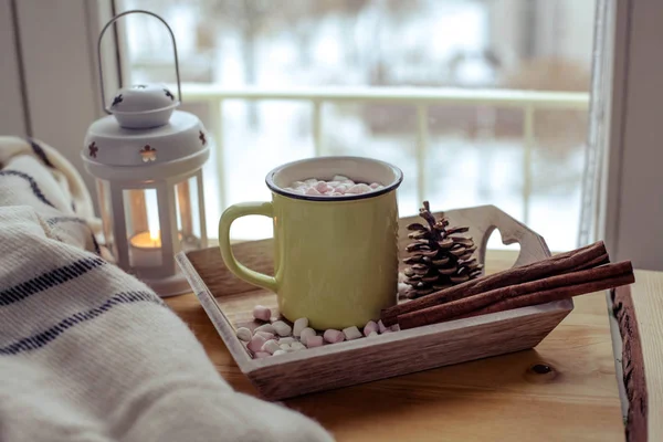 Mok warme chocolademelk met marshmallows. Ontbijt bij het raam. Kerstsfeer. Vakantie. Een gezellige avond. Winteravond. Herfst. — Stockfoto