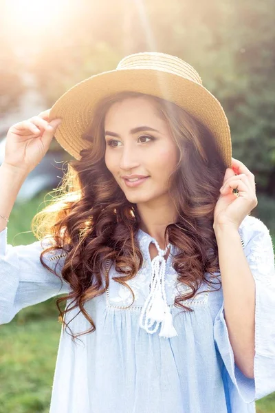 Jeune belle femme se promène dans le parc. L'été. Une fille marche au printemps. Champ . — Photo