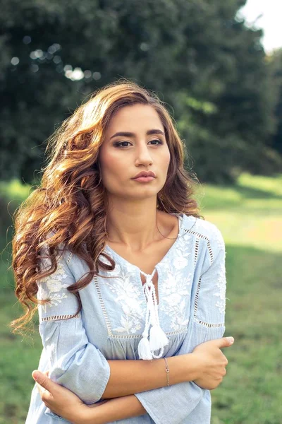 Jovem mulher bonita está andando no parque. Verão. Uma menina está andando na primavera. Domínio . — Fotografia de Stock