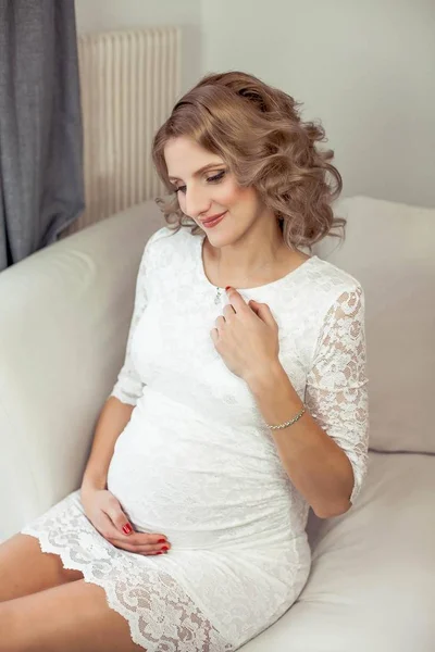 Mladá krásná těhotná žena odpočívá doma. Útulný. Portrét mladé šťastné těhotné ženy. Těhotenství. Mateřství. — Stock fotografie