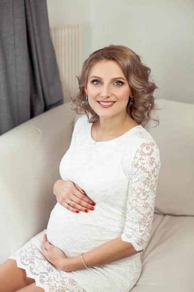 Jovem bela mulher grávida está descansando em casa. Aconchegante. Retrato de uma jovem mulher grávida feliz. Gravidez. Maternidade . — Fotografia de Stock