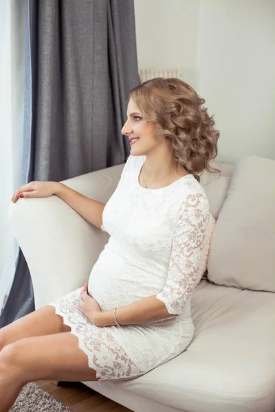 Νέοι όμορφη έγκυος γυναίκα ξεκουράζονται στο σπίτι. Άνετο. Πορτραίτο του μια νεαρή έγκυο ευτυχισμένη. Εγκυμοσύνη. Η μητρότητα. — Φωτογραφία Αρχείου