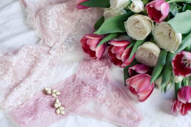 Kadın iç çamaşırı. Pembe dantel. Bahar. Tatil. Çiçekler. Gül ve Lale. Sevgililer günü. Dünya Kadınlar Günü.