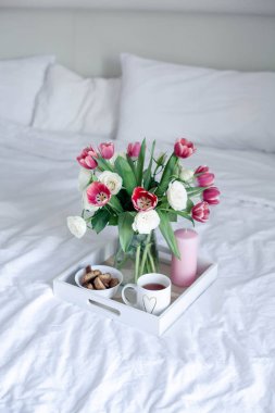 Yatakta romantik kahvaltı. Buket çiçek. Gül ve Lale. Bahar. Sevgililer günü. Dünya Kadınlar Günü. Rahat.