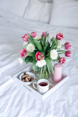 Yatakta romantik kahvaltı. Buket çiçek. Gül ve Lale. Bahar. Sevgililer günü. Dünya Kadınlar Günü. Rahat.