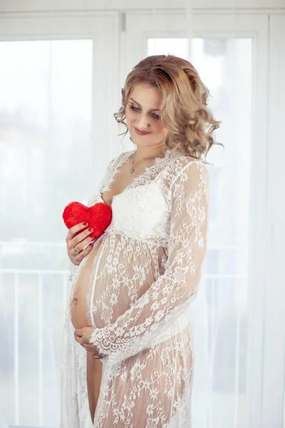 젊은 행복 한 임신 여자의 초상화입니다. 임신입니다. 어머니입니다. 발렌타인의 하루입니다. 국제 여성의 날입니다. 선물. — 스톡 사진