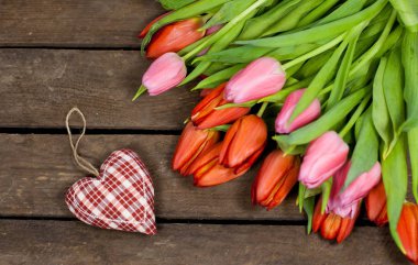 Yumuşak kalp ve Lale ahşap arka plan üzerinde buket. Sevgililer günü. Seviyorum. Tatil. Dünya Kadınlar Günü.