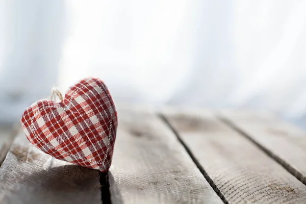 Corazón suave sobre un fondo de madera. Día de San Valentín. Amor. Vacaciones . — Foto de Stock