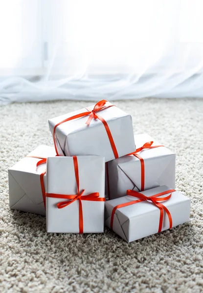 Ajándékok. Gyönyörű dobozok, ajándékok. Ajándékok, piros szalaggal. Karácsonyi. Új év. Valentin-nap. — Stock Fotó