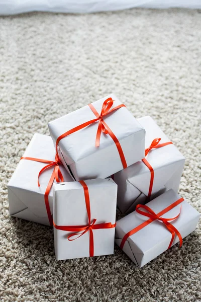 Ajándékok. Gyönyörű dobozok, ajándékok. Ajándékok, piros szalaggal. Karácsonyi. Új év. Valentin-nap. — Stock Fotó