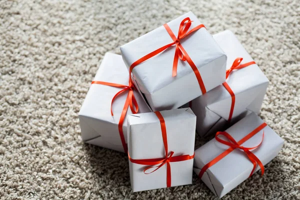 Presentes. Caixas bonitas com presentes. Presentes com fita vermelha. No Natal. Ano Novo. Dia dos Namorados . — Fotografia de Stock