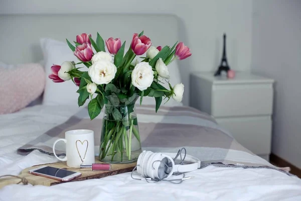 Pequeno-almoço romântico na cama. Buquê de flores. Rosas e tulipas. Primavera. Dia dos Namorados. Dia Internacional da Mulher. Aconchegante . — Fotografia de Stock