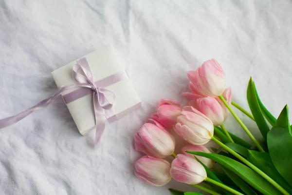 Hermosa ropa interior de encaje. Cosméticos, decoraciones, un ramo de tulipanes. Un regalo. Una caja con un regalo. Día Internacional de la Mujer. Vacaciones. Primavera . — Foto de Stock
