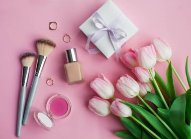 Kozmetik, süslemeleri, Lale pembe bir arka plan üzerinde bir buket. Hediye. Bir hediye ile bir kutu. Dünya Kadınlar Günü. Tatil. Bahar.