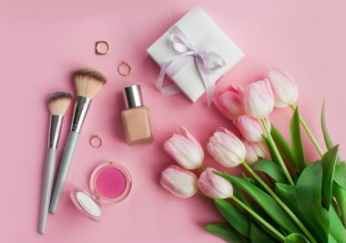 Kozmetik, süslemeleri, Lale pembe bir arka plan üzerinde bir buket. Hediye. Bir hediye ile bir kutu. Dünya Kadınlar Günü. Tatil. Bahar.