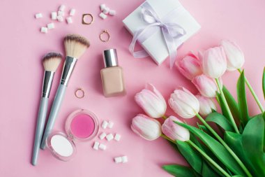 Kozmetik, süslemeleri, Lale pembe bir arka plan üzerinde bir buket. Hediye. Bir hediye ile bir kutu. Dünya Kadınlar Günü. Tatil. Bahar.