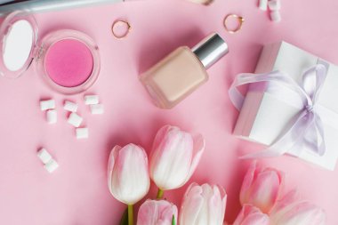 Kozmetik, süslemeleri, Lale pembe bir arka plan üzerinde bir buket. Hediye. Bir hediye ile bir kutu. Dünya Kadınlar Günü. Tatil. Bahar.
