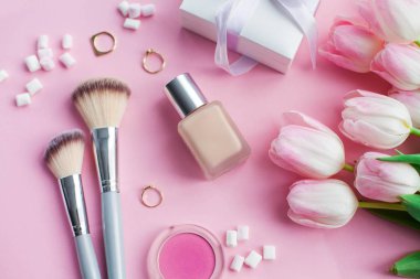 Kozmetik, süslemeleri, Lale pembe bir arka plan üzerinde bir buket. Hediye. Bir hediye ile bir kutu. Dünya Kadınlar Günü. Tatil. Bahar.