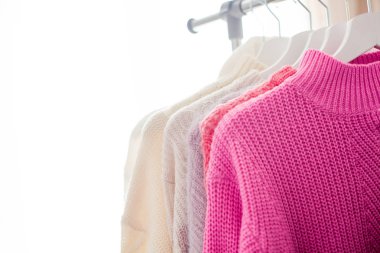 Bir askı şeylerle. Örme kazak askı asmak. Parlak kazak. Bahar kıyafetleri. Moda. Rahat. Ana sayfa.