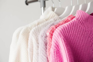 Bir askı şeylerle. Örme kazak askı asmak. Parlak kazak. Bahar kıyafetleri. Moda. Rahat. Ana sayfa.