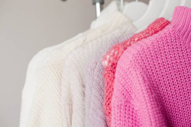 Bir askı şeylerle. Örme kazak askı asmak. Parlak kazak. Bahar kıyafetleri. Moda. Rahat. Ana sayfa.