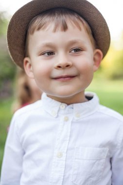 Sevimli küçük bir çocuk için 3 yıl Bahar parkta yürüyor. Sıcak bahar. Çiçek park. Bir cüruf içinde mutlu küçük sarışın çocuk portresi. Yaz.