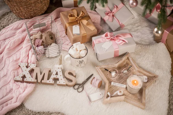 Arredo natalizio. L'umore natalizio. Albero di Natale, regali, confezioni, nastri, candele. Accogliente. Vacanze . — Foto Stock