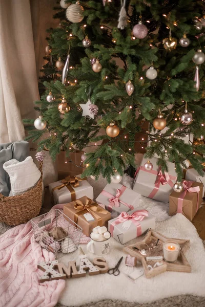 Arredo natalizio. L'umore natalizio. Albero di Natale, regali, confezioni, nastri, candele. Accogliente. Vacanze . — Foto Stock