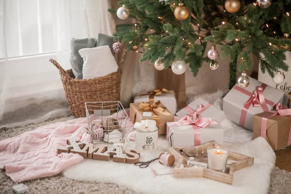 Arredo natalizio. L'umore natalizio. Albero di Natale, regali, confezioni, nastri, candele. Accogliente. Vacanze . — Foto Stock