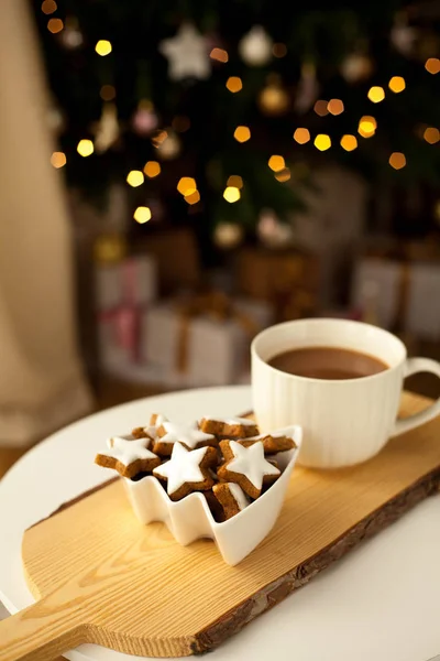 Рождественское печенье звезды, какао на деревянной доске . — стоковое фото