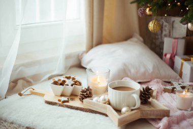 Noel kurabiyesi yıldızları, tahta tahtada kakao. Noel dekoru, mumlar, ekose.