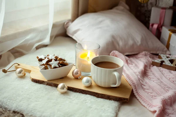 Kerstkoekjes sterren, cacao op een houten plank. Kerstdecor, kaarsen, ruitjes. — Stockfoto