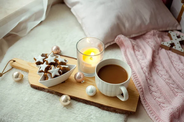 Kerstkoekjes sterren, cacao op een houten plank. Kerstdecor, kaarsen, ruitjes. — Stockfoto