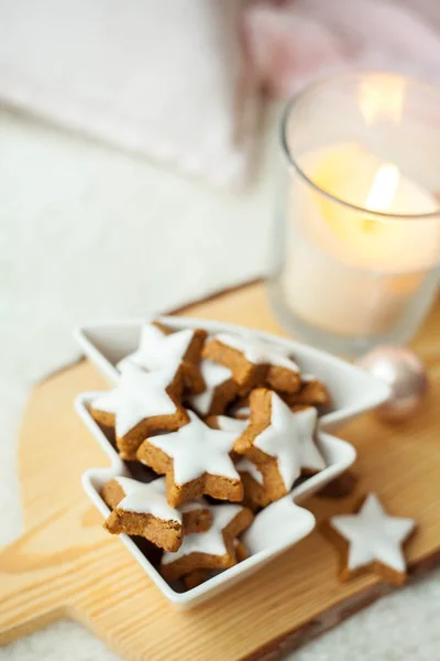 Рождественское печенье, какао на деревянной доске. Рождественский декор, свечи, клетка . — стоковое фото