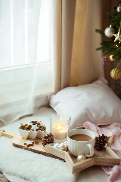 Estrelas de biscoitos de Natal, cacau em uma prancha de madeira. Decoração de Natal, velas, xadrez . — Fotografia de Stock