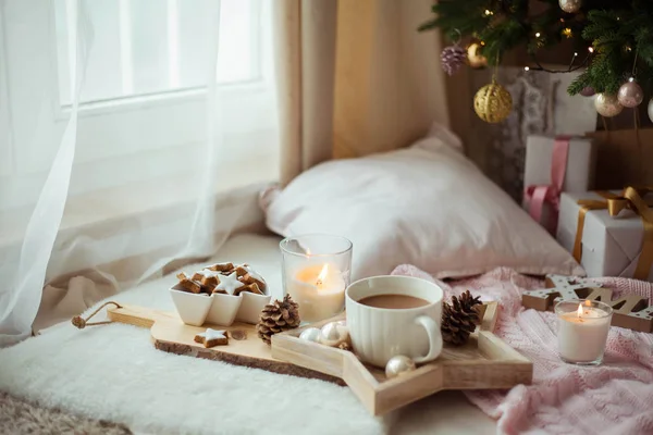 Kerstkoekjes sterren, cacao op een houten plank. Kerstdecor, kaarsen, ruitjes. — Stockfoto