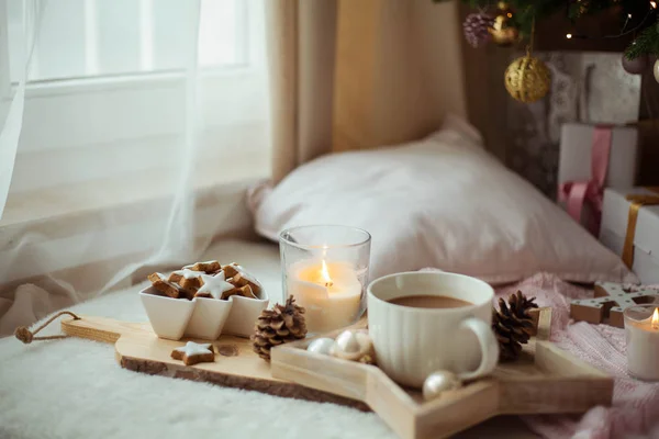 Biscuits de Noël étoiles, cacao sur une planche en bois. Décor de Noël, bougies, plaid . — Photo