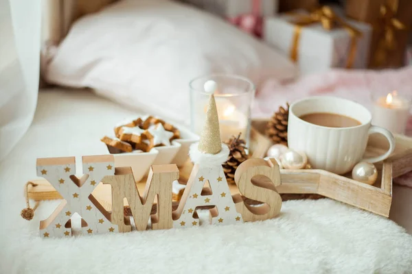 Kerstkoekjes sterren, cacao op een houten plank. Kerstdecor, kaarsen, ruitjes. — Stockfoto