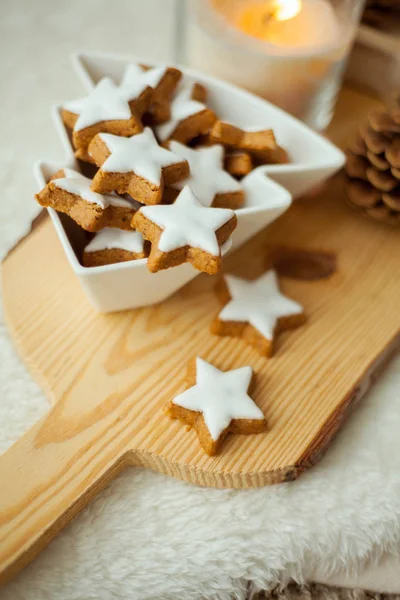 Рождественское печенье, какао на деревянной доске. Рождественский декор, свечи, клетка . — стоковое фото