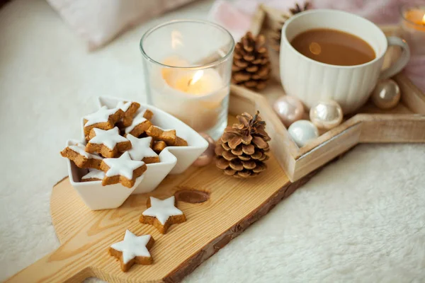 Estrelas de biscoitos de Natal, cacau em uma prancha de madeira. Decoração de Natal, velas, xadrez . — Fotografia de Stock