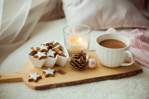 Estrelas de biscoitos de Natal, cacau em uma prancha de madeira. Decoração de Natal, velas, xadrez . — Fotografia de Stock