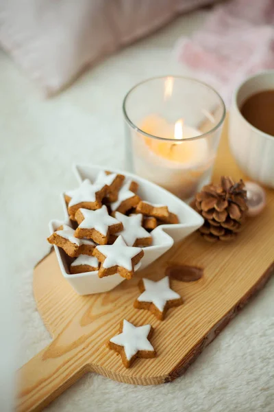 Kerstkoekjes sterren, cacao op een houten plank. Kerstdecor, kaarsen, ruitjes. — Stockfoto