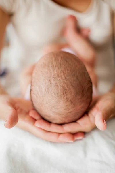 Mamma håller ett barn i sina armar. Närbild. — Stockfoto