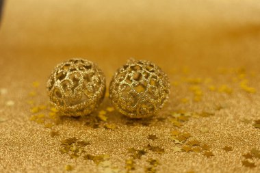 Altın arka planda Noel oyuncakları. Noel altın topları. Noel nedenleri. Yeni Yıl.